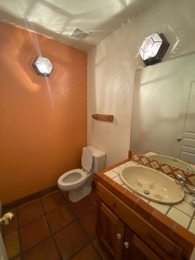 Building Photo - Beautiful 2 Story Town Home Located off of...