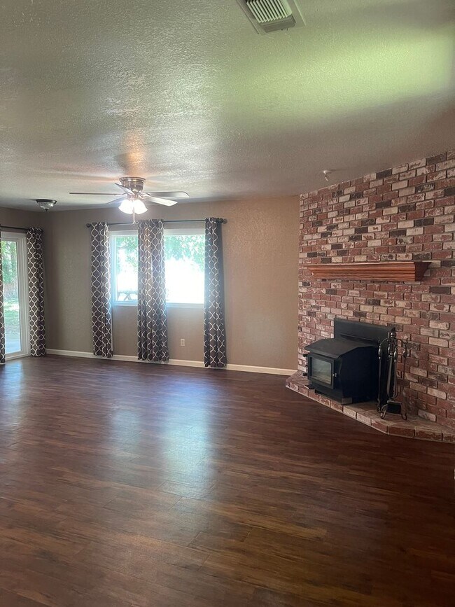 Building Photo - LARGE 4 BEDROOM 2 BATHROOM HOME IN THE PEPPERTREE SUBDIVISION