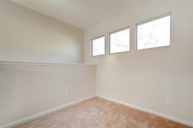 Building Photo - 34 N Longsford Cir