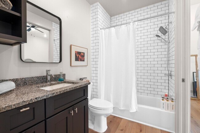 Building Photo - 301 N Mulberry St