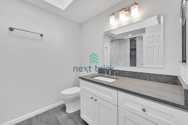 Building Photo - Stunning 5-Bedroom Home in Bellevue’s Top School District!