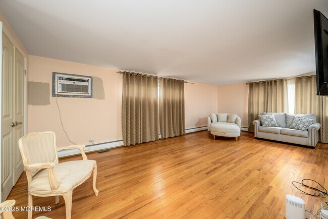 Building Photo - 19 Reids Hill Rd