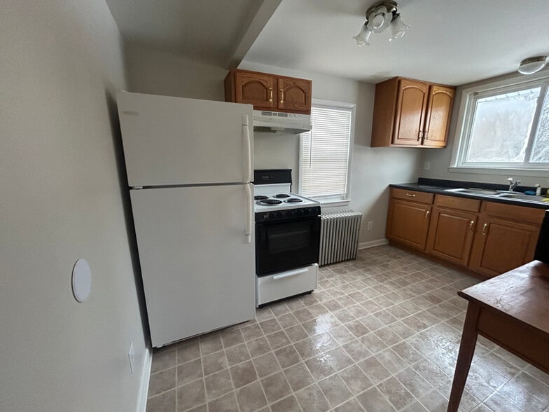 Building Photo - 203 E Pacific Ave