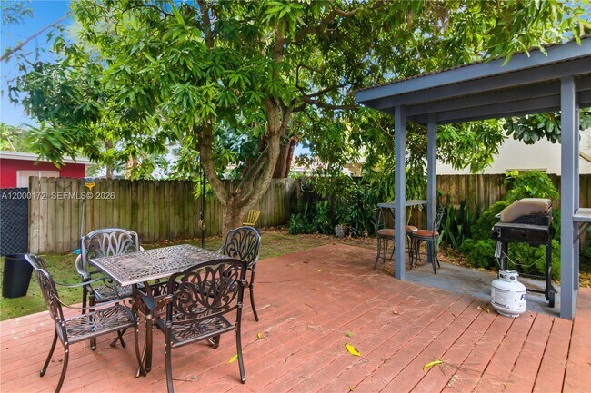 Building Photo - 536 NE 62nd St