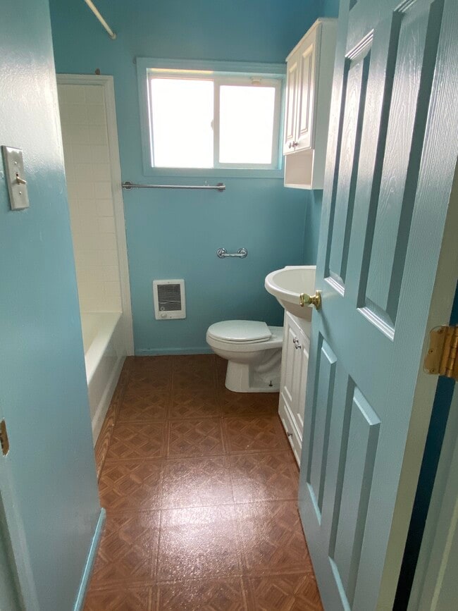 Building Photo - 4813 S Pine St