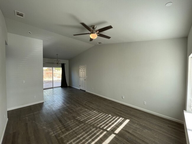 Building Photo - 2 bedroom 2 bath, With garage and fenced yard