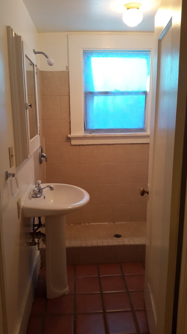 Building Photo - 325 E Saint James St