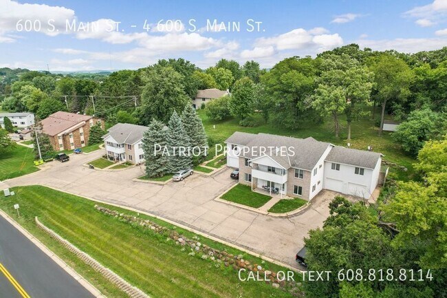 Building Photo - 2 bedroom/ 1 bath apartment in Deerfield, WI