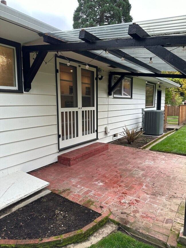 Building Photo - GORGEOUS RANCH STYLE HOME ON HUGE MANICURED LOT IN GARDEN HOME IN SW PORTLAND