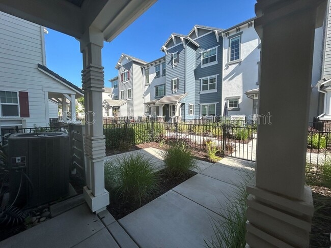 Building Photo - 360 Pear Tree Ter