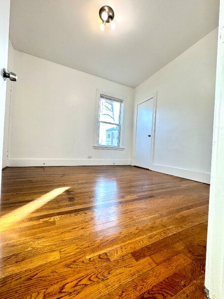 Building Photo - 184 Vernon St