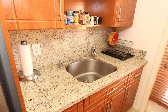 Building Photo - 1725 James Ave