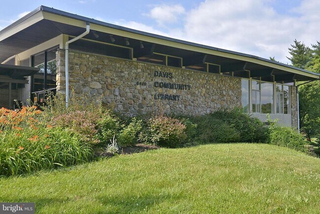 Building Photo - 6048 Rossmore Dr