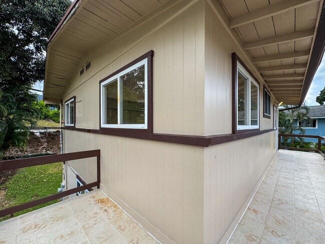 Building Photo - AVAILABLE NOW. 2BD/1BA/2PKG. Upstairs unit...