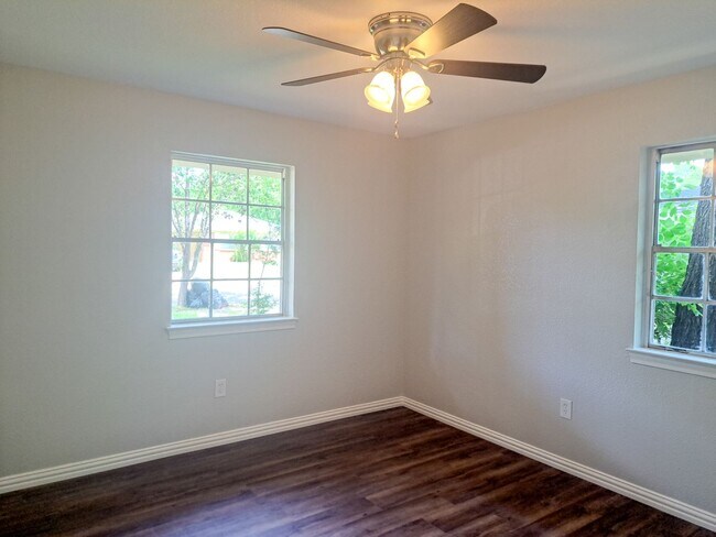 Building Photo - 5 bedroom / 2 bath