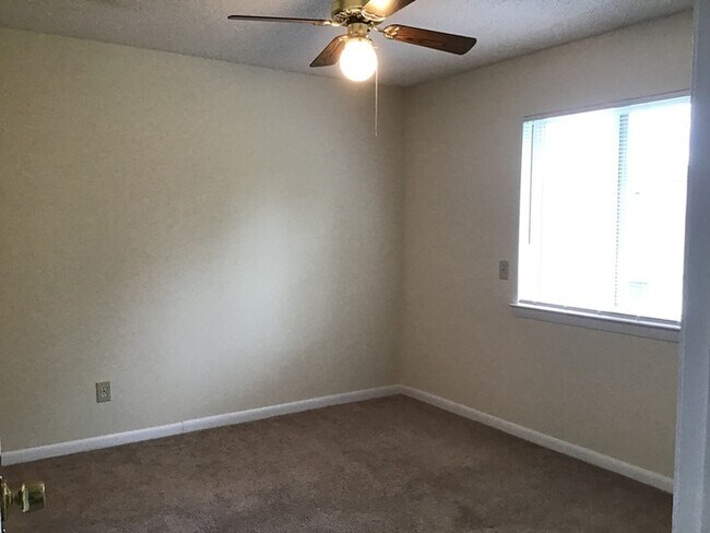 Building Photo - 2 Bedroom Condo in Eagles Landing!