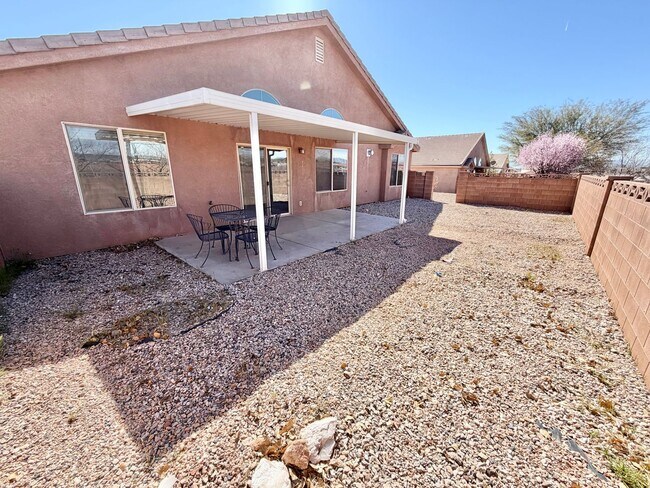 Building Photo - Price Just Reduced!!! Charming 3 Bed 2 Bath + DEN/OFFICE Area!