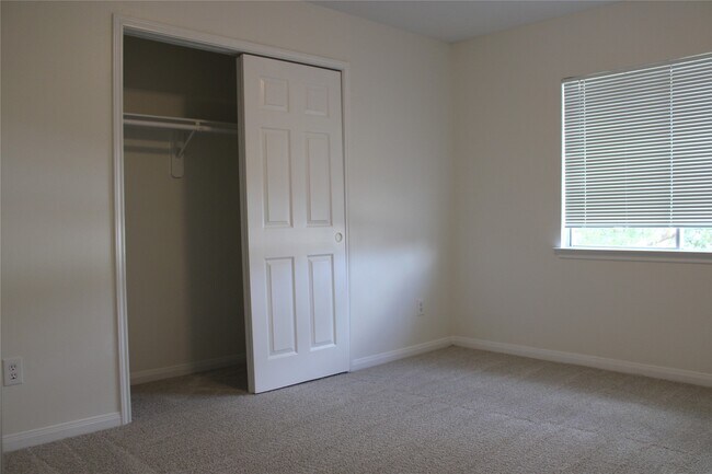 Building Photo - 2118 Laurel Oaks Dr