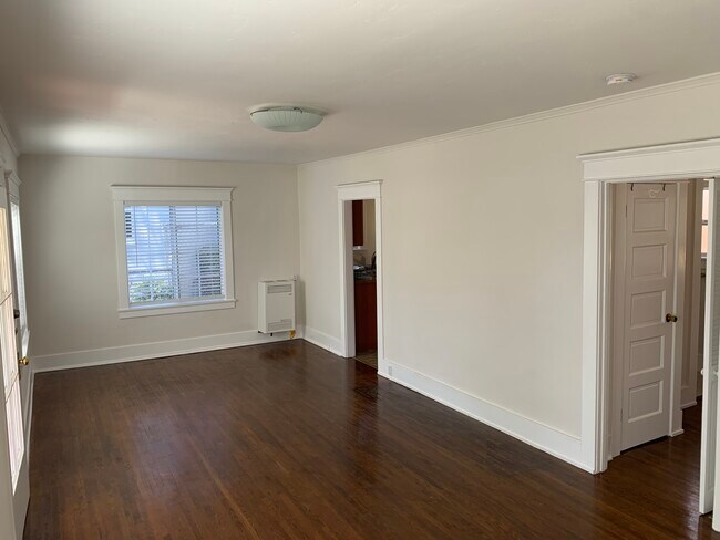 Large living/dining area - 2109 Shell Ave