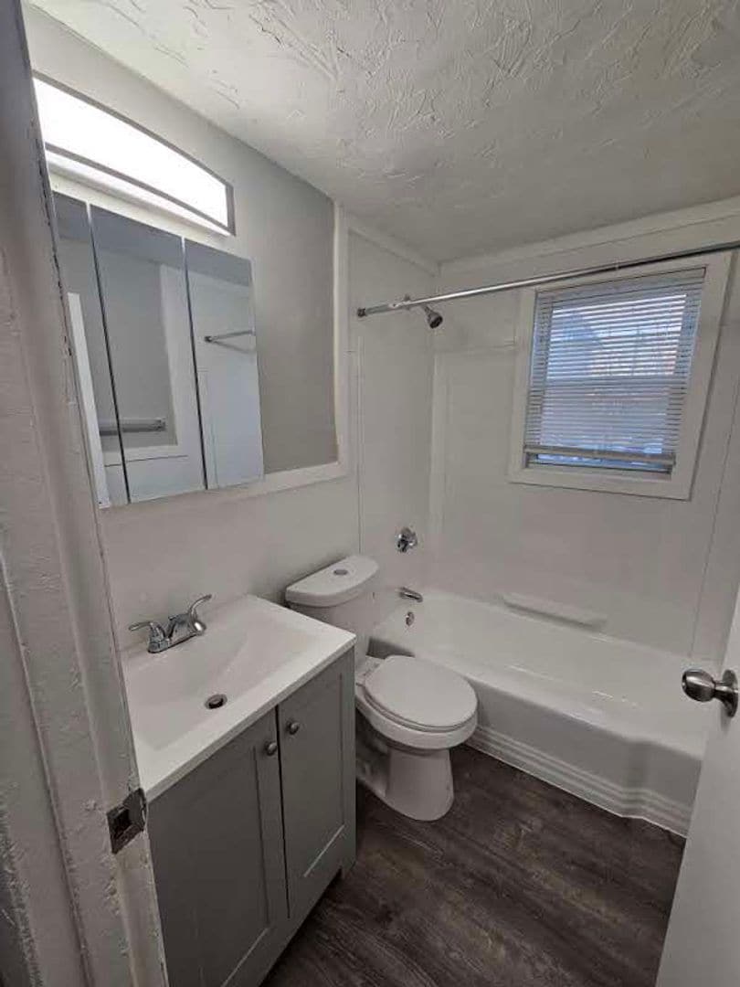 Building Photo - 4 River St