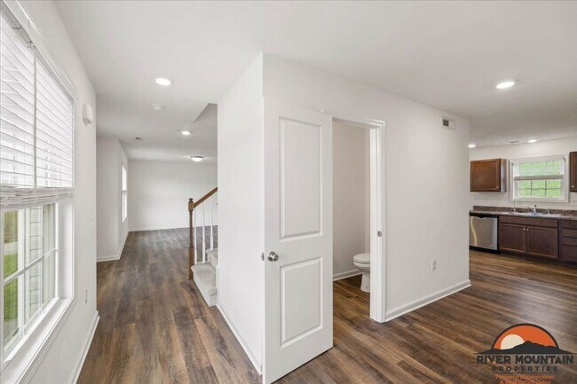 Building Photo - Spacious Three Level Home in Pembroke