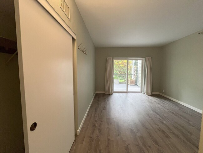 Building Photo - 1BD/1BA RiverPlace Condo - Secure Parking Included. Walk to OHSU, Waterfront, Shops & Restaurants.