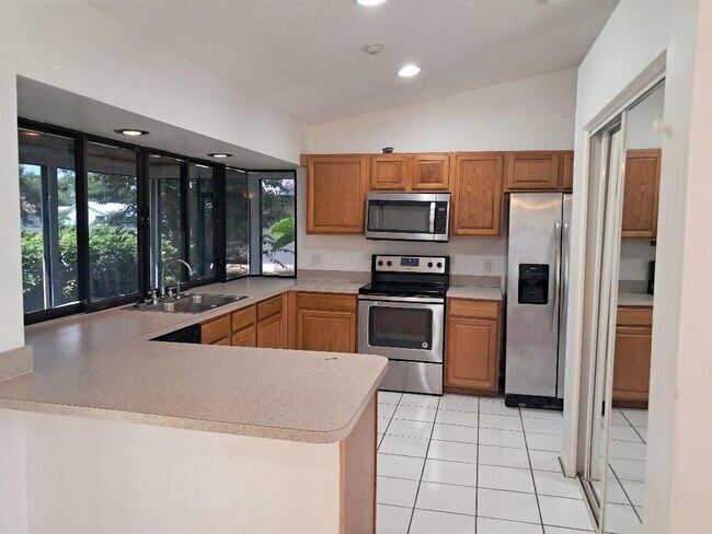 Building Photo - 462 SW Dalton Cir