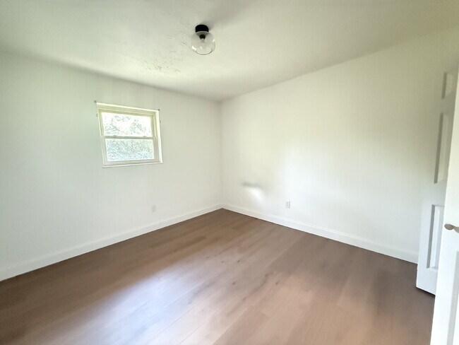 Building Photo - This fully updated 2-bedroom, 1.5-bath uni...