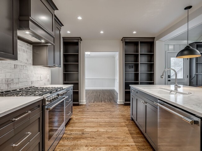 Building Photo - Luxury Living in the Heart of Tulsa