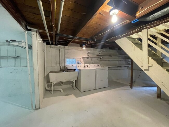 Building Photo - West Seattle - 2 bedroom and 1 bathroom