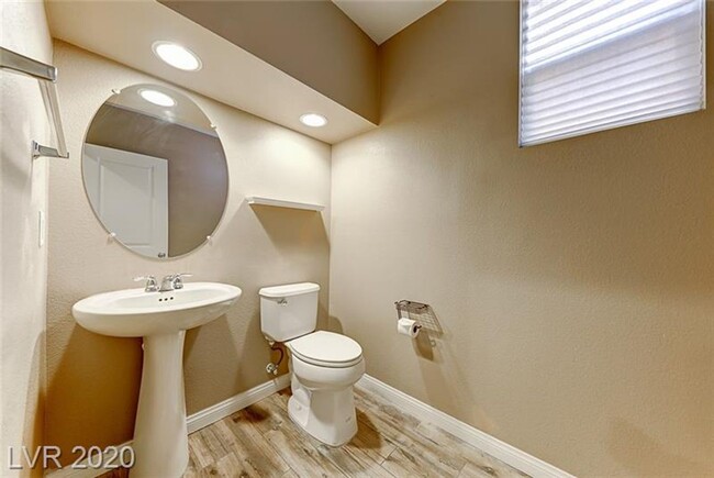 Building Photo - Northwest 4 bedroom!