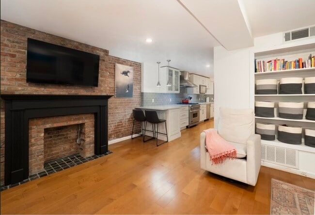 Building Photo - 226 1st St