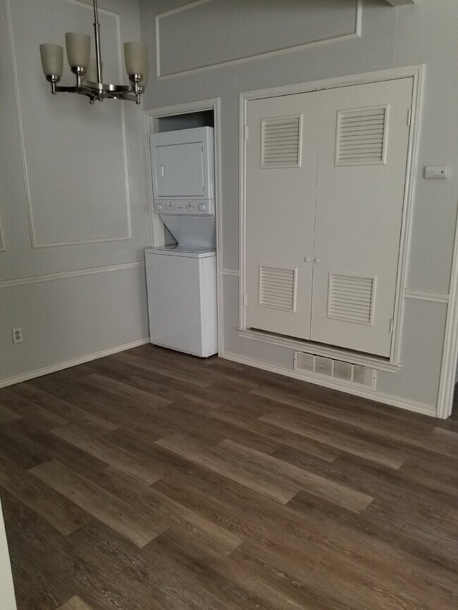 Building Photo - 2 bedroom 2 bathroom Duplex