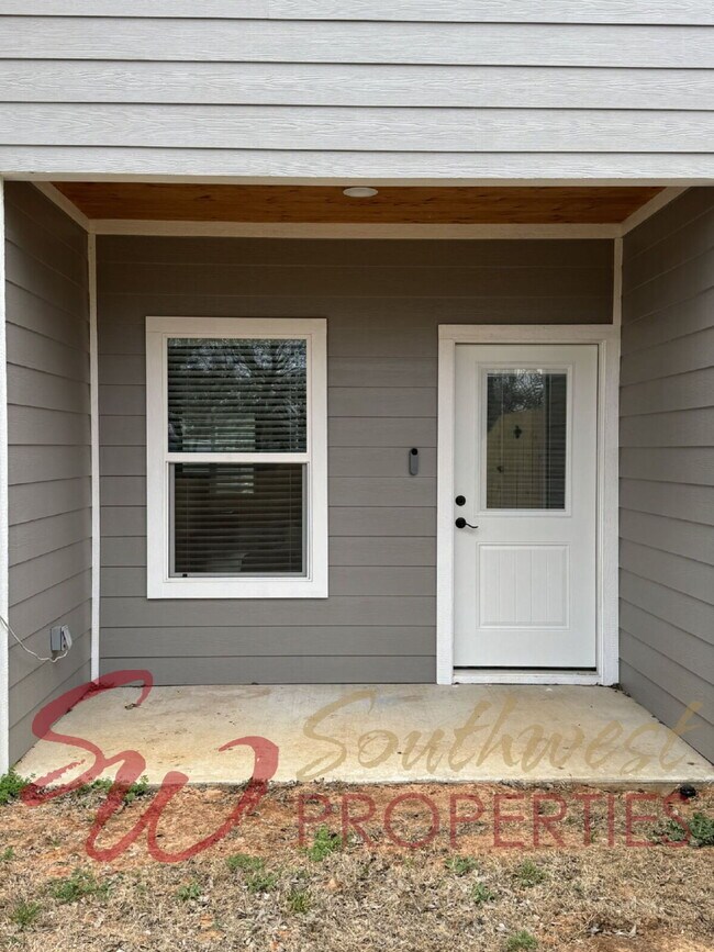 Building Photo - Modern 3 Bed / 3 Bath Duplex Near Campus – Lawncare Included!