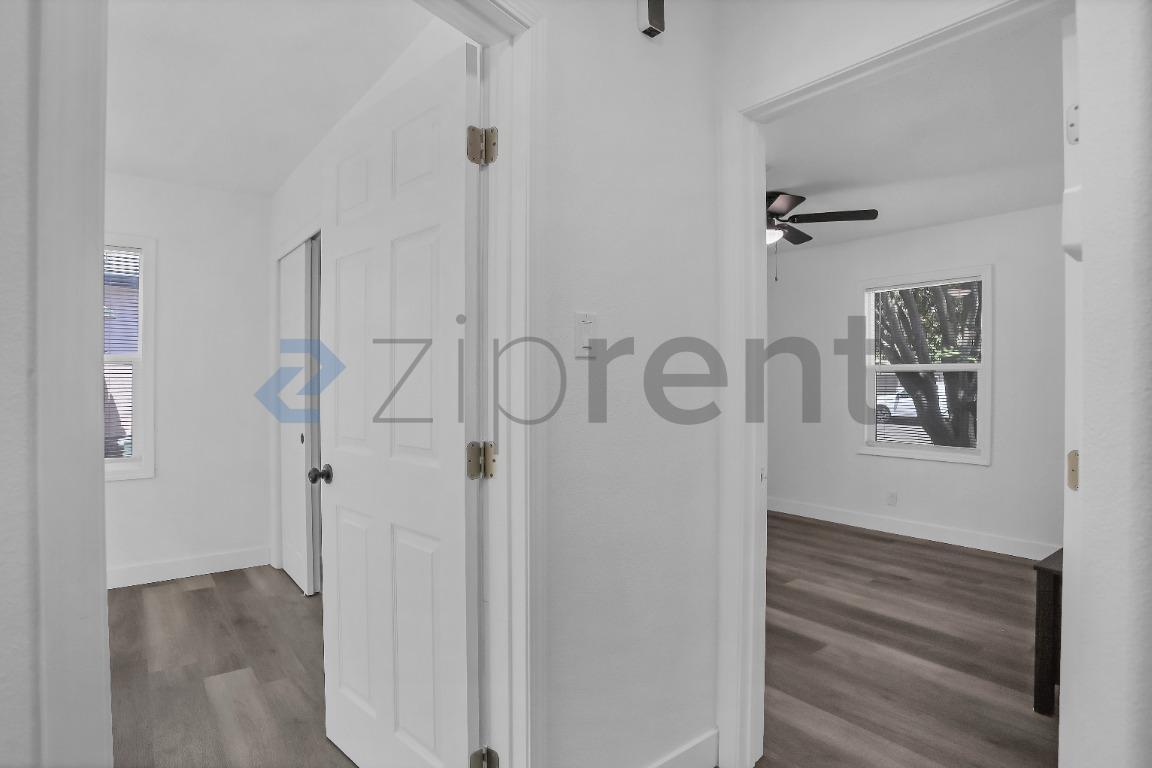 Building Photo - Unit