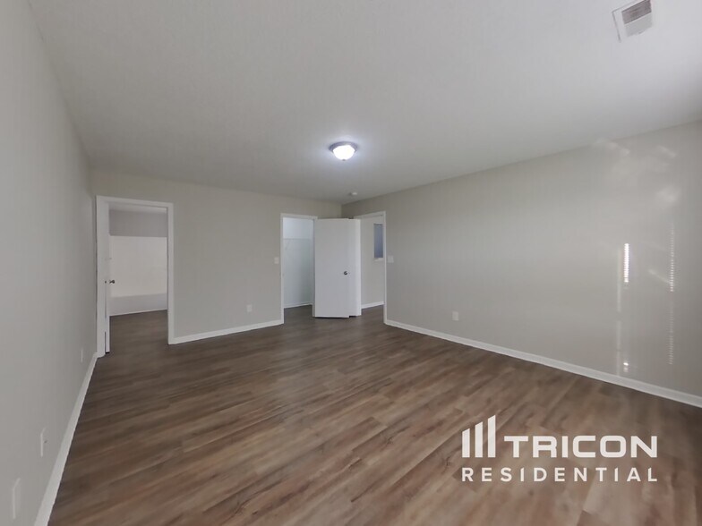 Building Photo - 2245 Lakecrest Dr