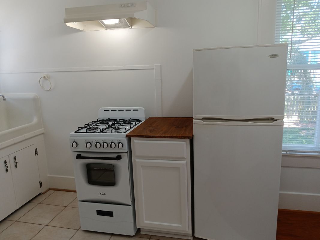 Building Photo - 2924 1/2 Bernardo De Galvez Ave