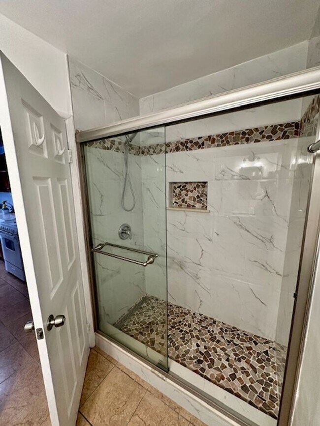 Building Photo - Oxnard ( M )