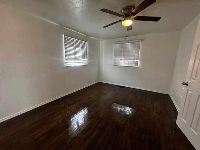 Building Photo - 3 Bedroom 2 Bath Home