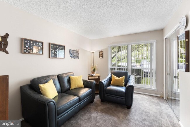 Building Photo - 14 Cheverny Ct