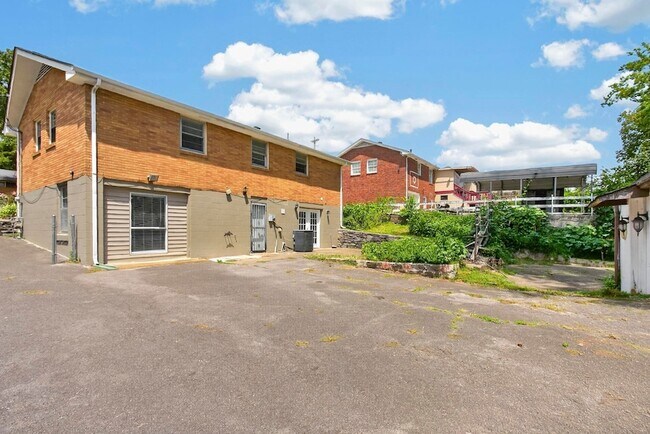 Building Photo - 261 Eisenhower Dr