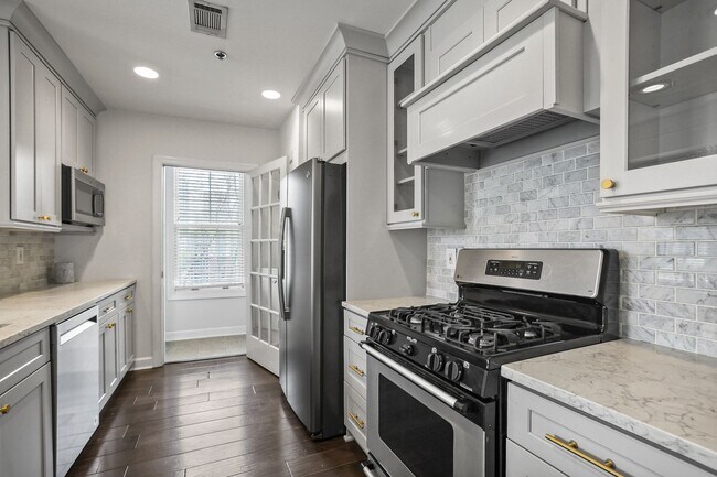 Building Photo - 2 Bedroom Unit in Midtown Neighborhood of Atlanta