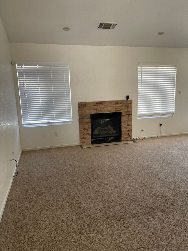 Building Photo - Beautiful 3 bedroom and 2 bath home ready for move in.