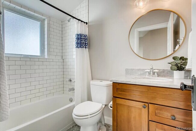 Building Photo - "Charming 4-Bed Oasis with 2.5 Baths in the Heart of Denver!"