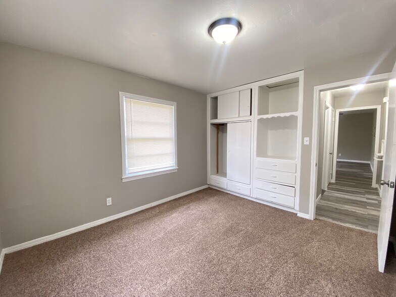 Building Photo - 3712 Woodside Dr