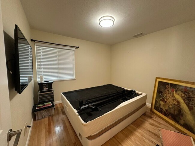 Building Photo - Stunning END-UNIT 3-bedroom condominium located in Agoura Hills