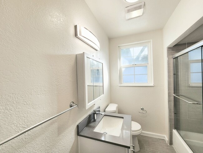 Building Photo - two bedroom duplex