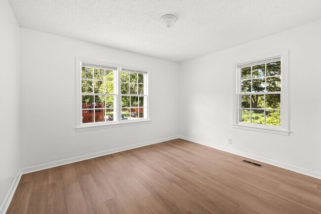 Building Photo - Fully Renovated Center Point Bungalow