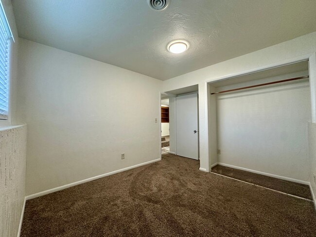 Building Photo - Large Home For Rent In Rexburg