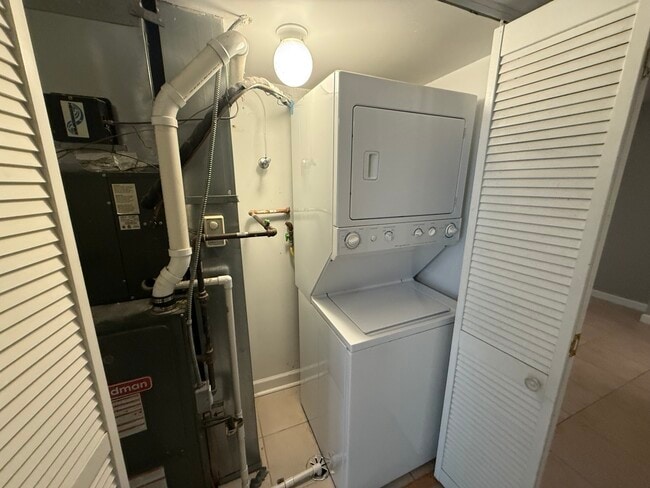 Building Photo - 6954 N Greenview Ave